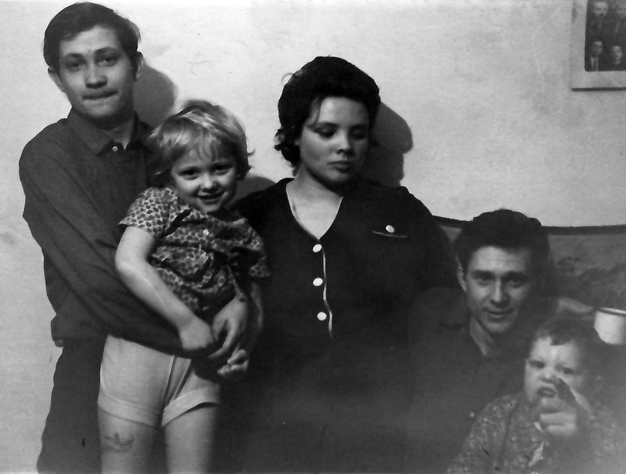 Viktor Surikov with his wife, children and his classmate and friend Nedashkovsky.