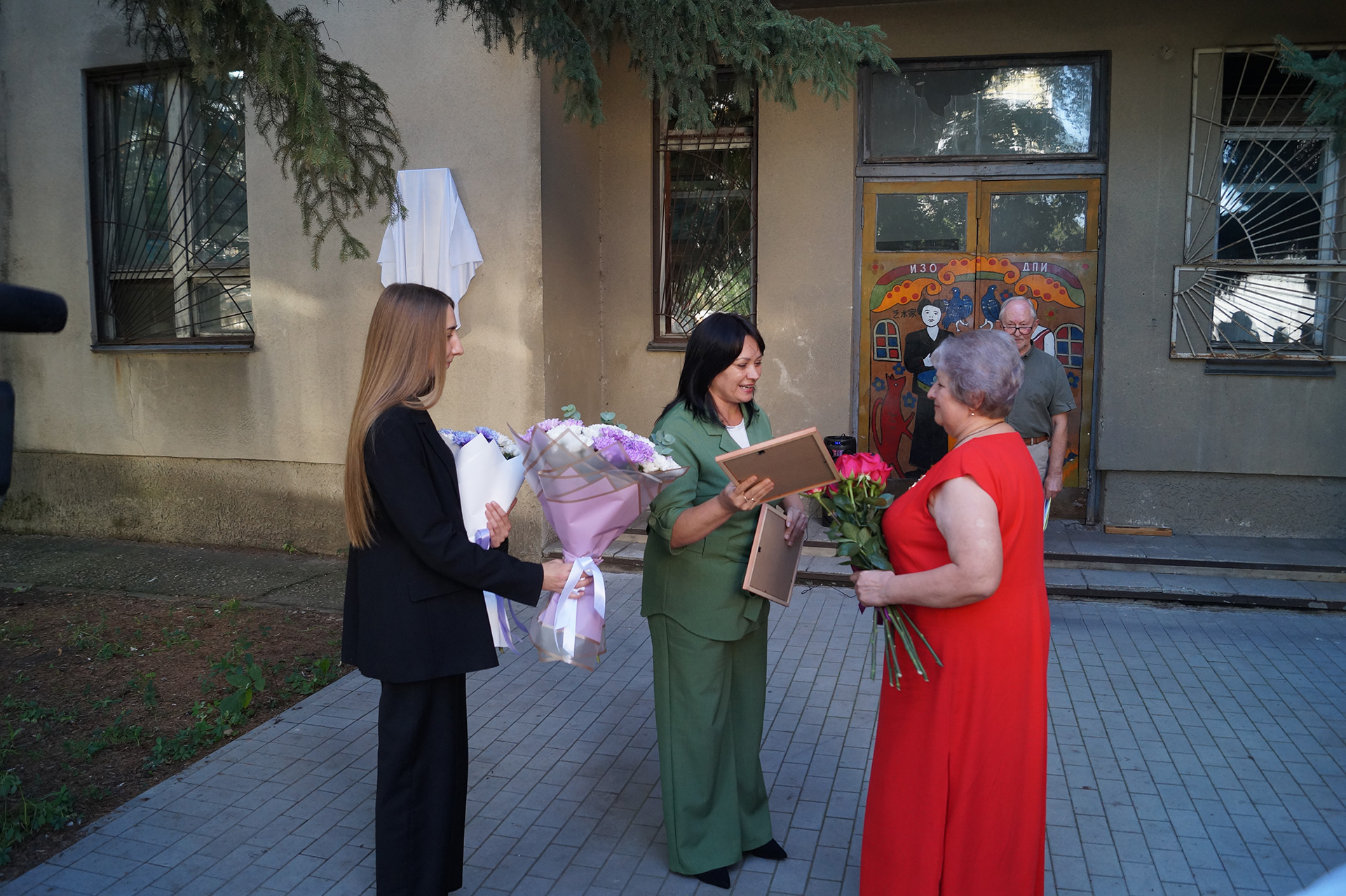 Ceremony of the grand unveiling of the memorial plaque. Presentation of a letter of gratitude from the Culture Department of Blagoveshchensk to the artist's daughter Elena Viktorovna Sevostyanova. September 4, 2026.